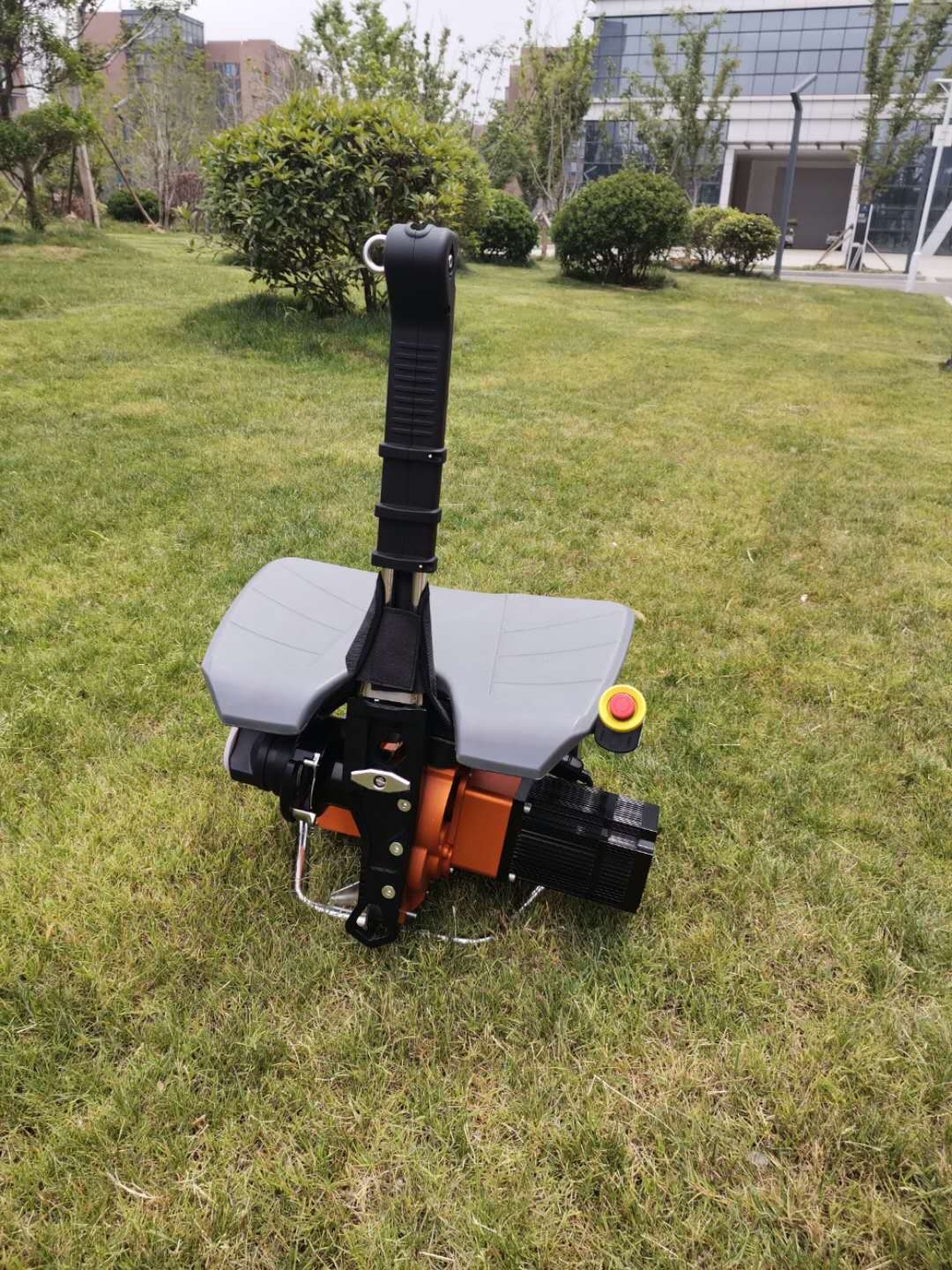 最危險的救援，理應有更安全的裝備，座椅式自動升降機電動上升器，專為高層救援，風電作業設計